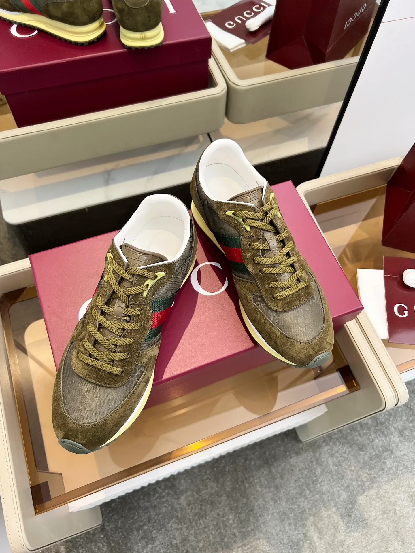 [G Home] P: 660💰 Men's Size: 40-44 (45 custom-made) GUCCI Gucci New Style When classic craftsmanship meets lazy fashion, this pair of Gucci men's casual shoes is the answer to refresh your wardrobe! The shoe body is made of soft calfskin and breathable fabric. Every step is as light as a cloud. The Italian tailoring releases the freedom of your feet, making daily travel a luxurious and comfortable experience. The iconic GG Supreme print on the side of the shoe low-key tells the brand's genes, and the metal horsebit embellishes the tongue, instantly lighting up the minimalist design; the contrasting webbing on the heel adds a smart layer, and the rubber serrated sole combines retro texture with modern anti-slip performance. Whether paired with jeans, a dress or wide-leg trousers, it can be the finishing touch of a look - languid yet sophisticated, effortless yet edgy.
